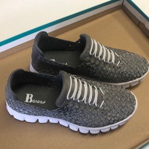 Silver woven elastic sneakers, comfy&Lt. weight only 1pair its in size 37